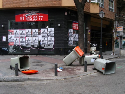 Cubos de basura tirados en la calle en Madrid